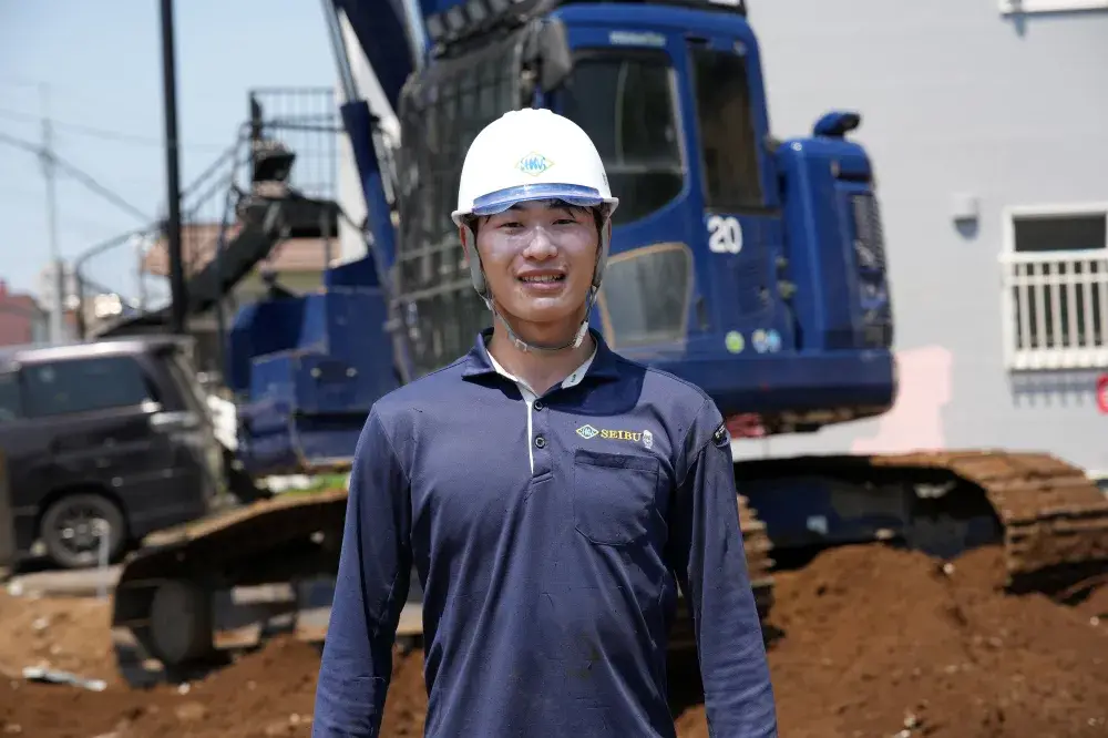 重機オペレーターなど仲間達と協力して解体します！