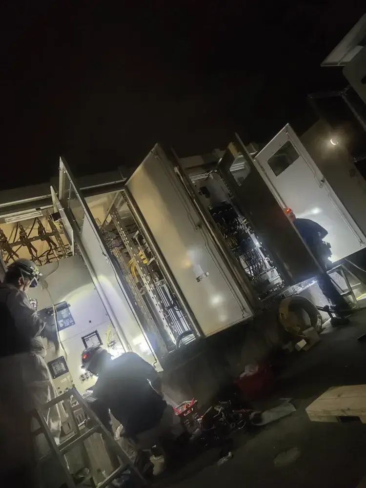 作業風景（太陽光発電自家消費のキュービクル改造の様子）