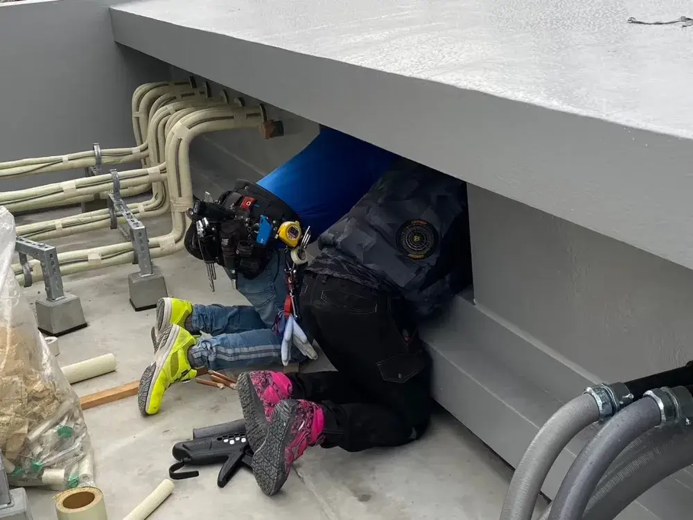 狭い空間での作業風景