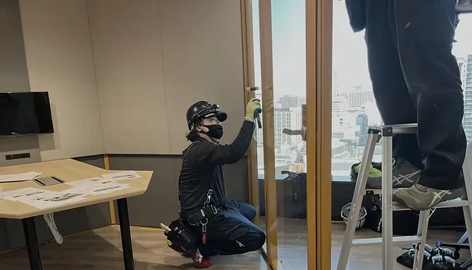 作業風景（オフィスのガラスパーテション施工）