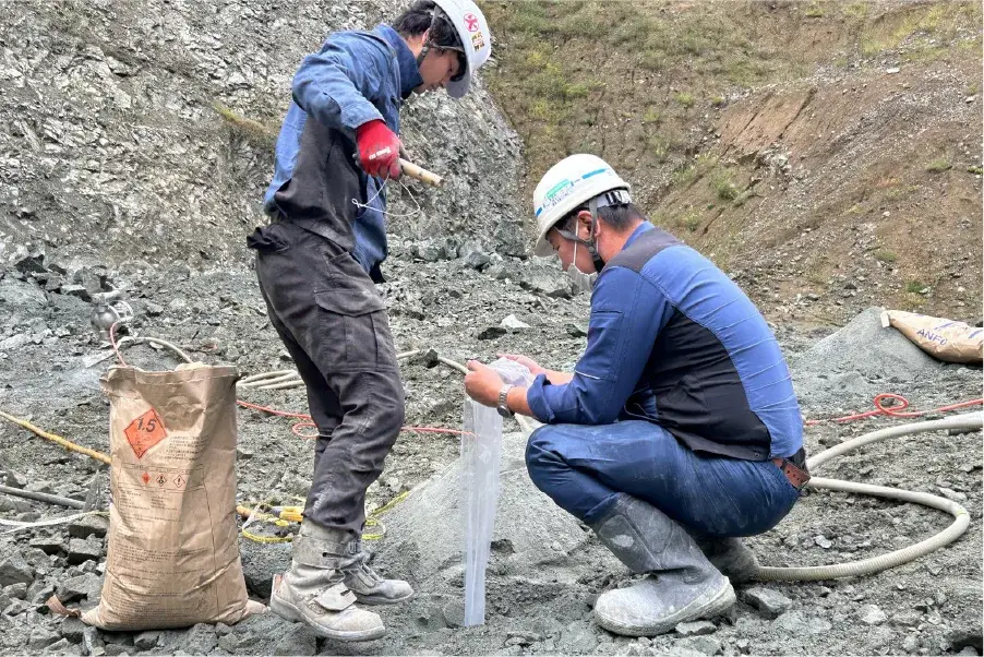 発破・穿孔工事スタッフ