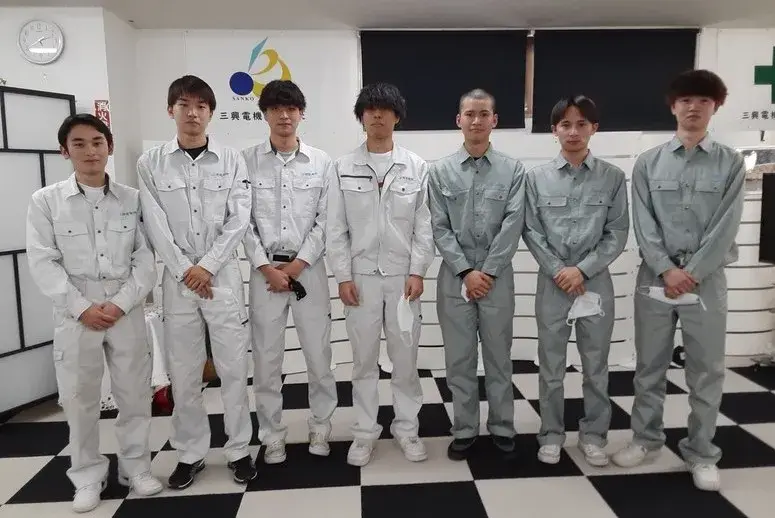 若手活躍中の電気工事スタッフ