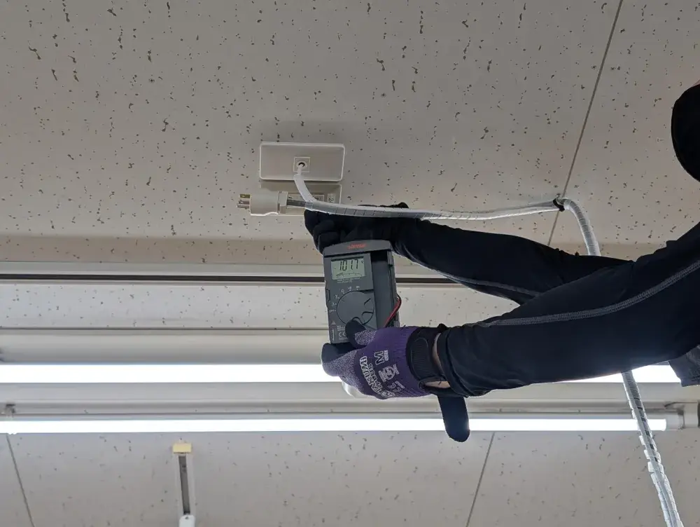 若手活躍中の電気工事スタッフ