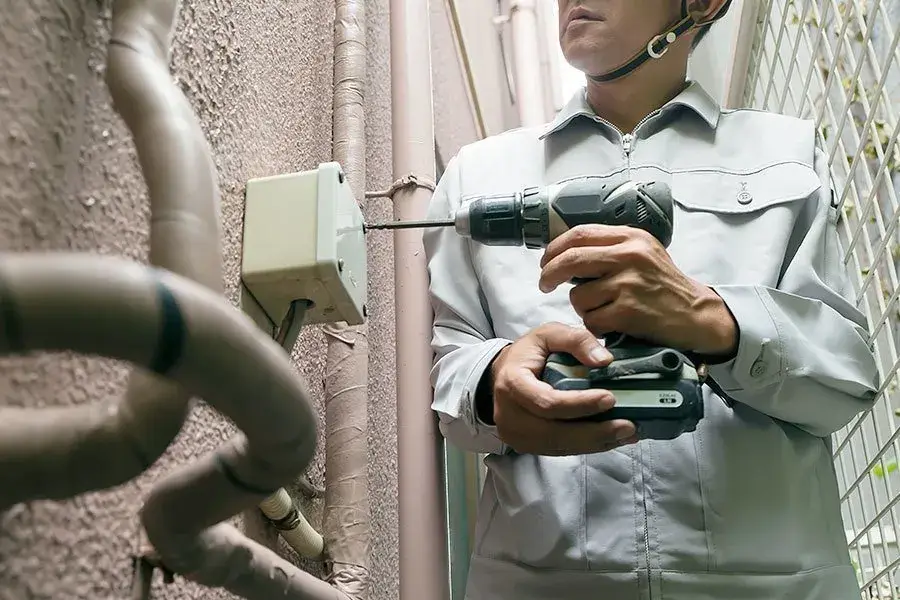 大規模ビル中心の電気工事スタッフ