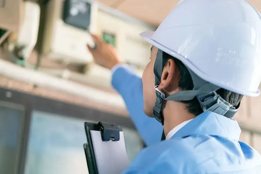 大規模ビル中心の電気工事スタッフ