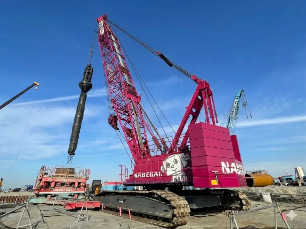 全周機やクレーンを利用して、障害物を撤去していきます