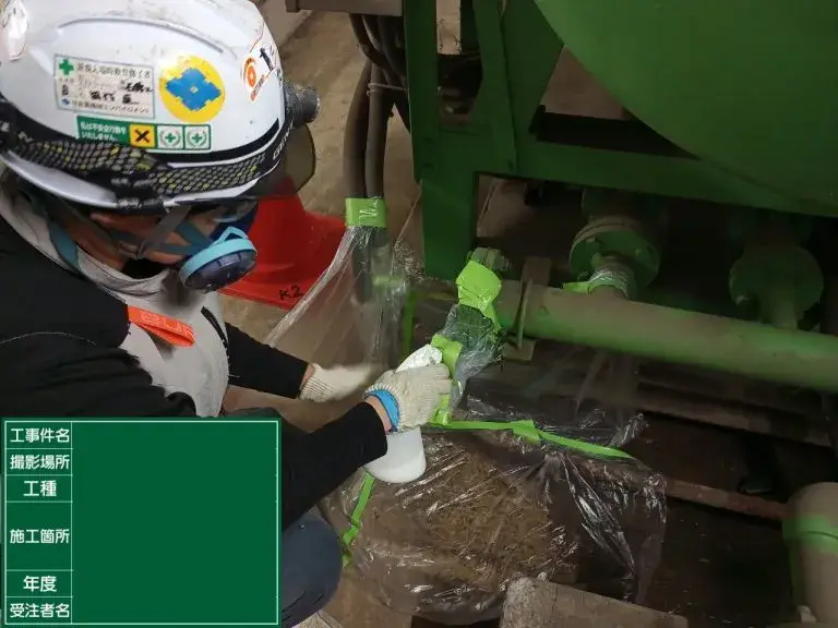 アスベスト含有調査時の検体採取風景