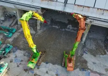 超大型重機で地上解体を行います。