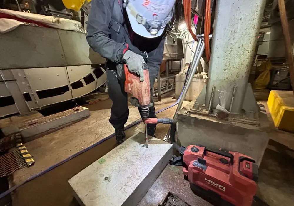 あと施工アンカー施工スタッフ