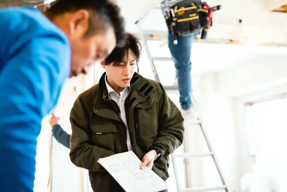 職人さんとコミュニケーションを取りながら、工事内容を相談。