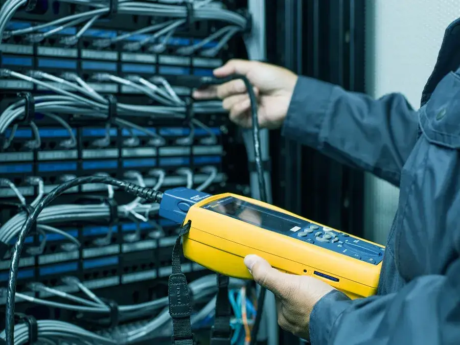 LAN配線作業のテスト風景