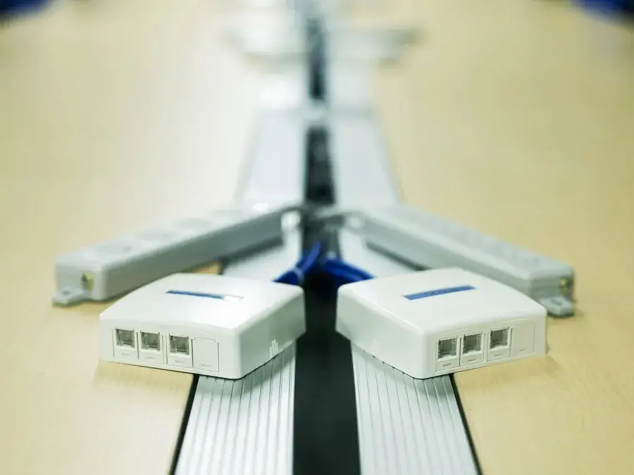 お客様オフィスにて情報コンセント、電源OAタップ施工例