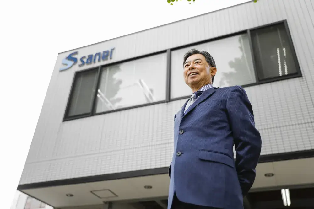 弊社代表です（八王子技術センター前にて）