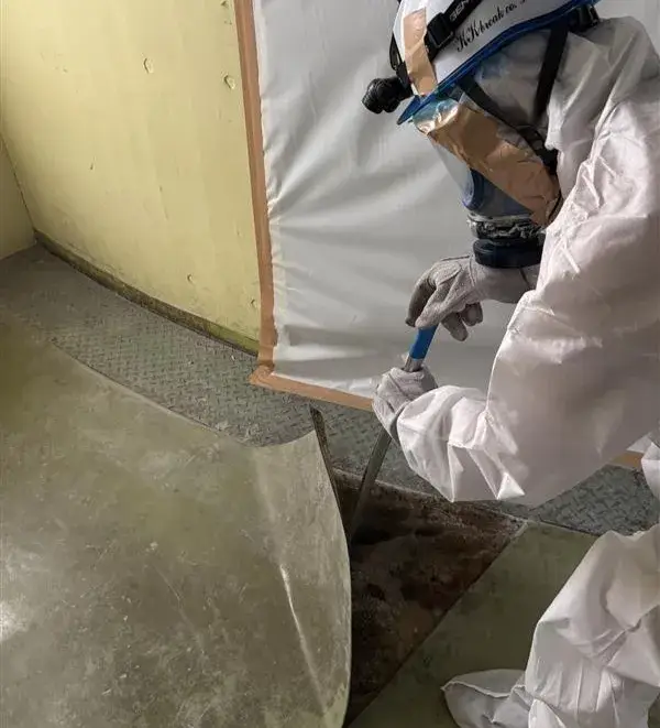 作業風景その1（床下のアスベスト含有物を取るため、床材を外しています）