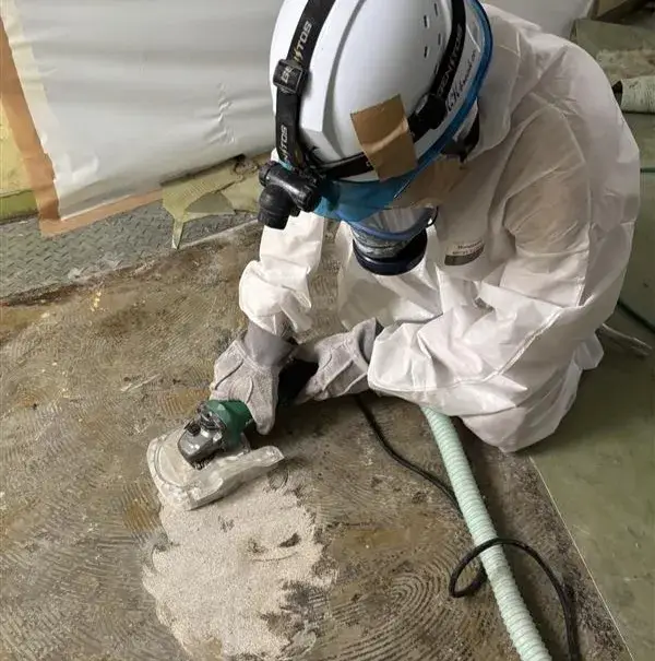 作業風景その2（安全対策を徹底しながら、床下のアスベスト除去作業を行っています）