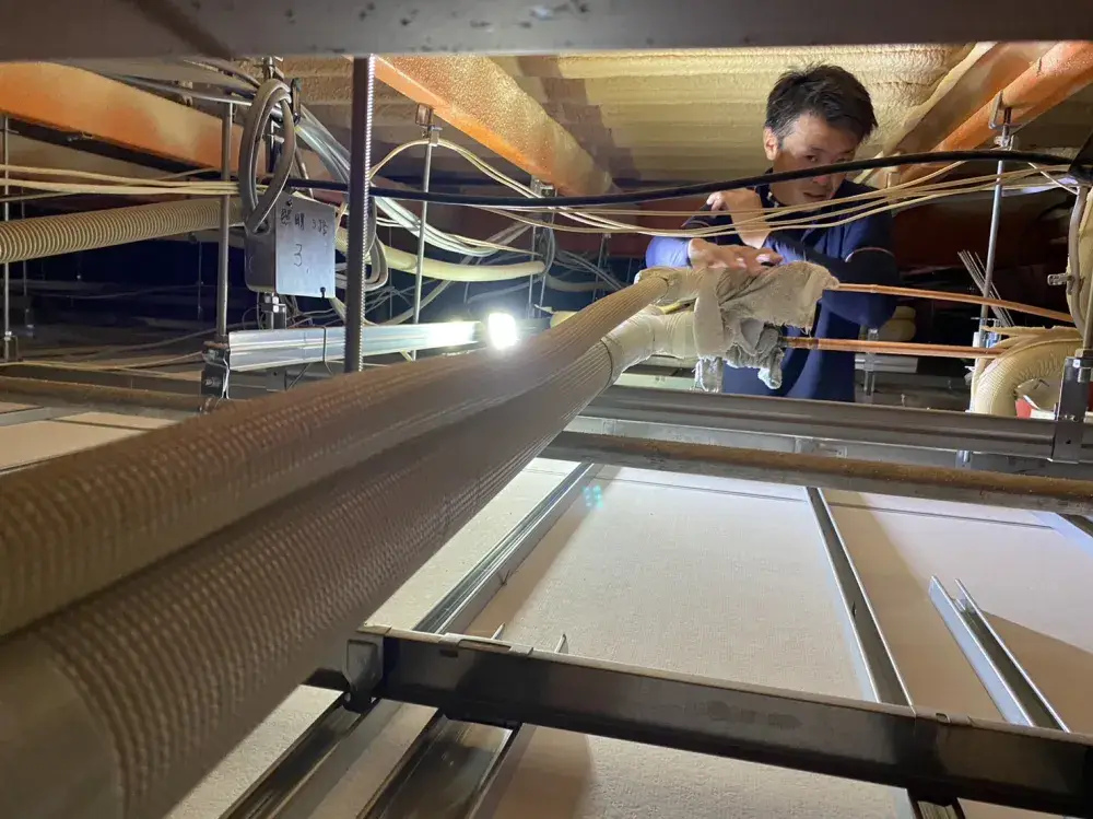 天井内作業風景