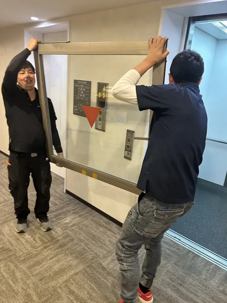 窓ガラス搬入作業中です。