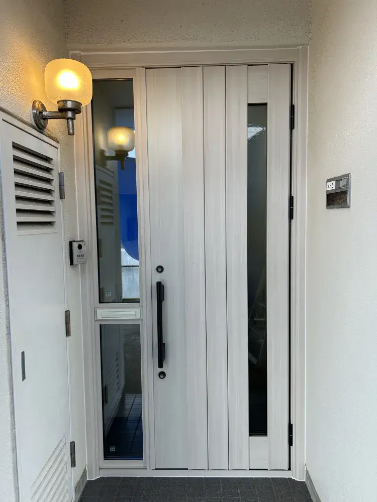 玄関ドアカバー工法　施工後