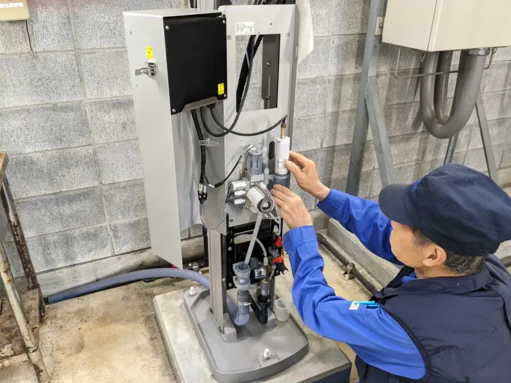 水や空気大気等を測定する機器の保守のお仕事です。