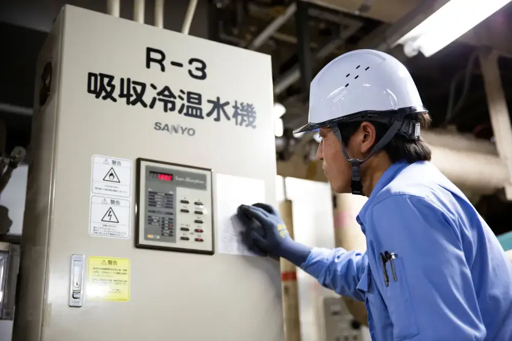 作業風景(冷温水機確認)