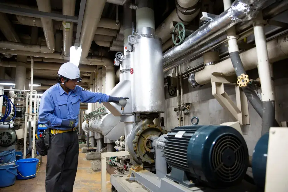 作業風景(ダクト配管確認)