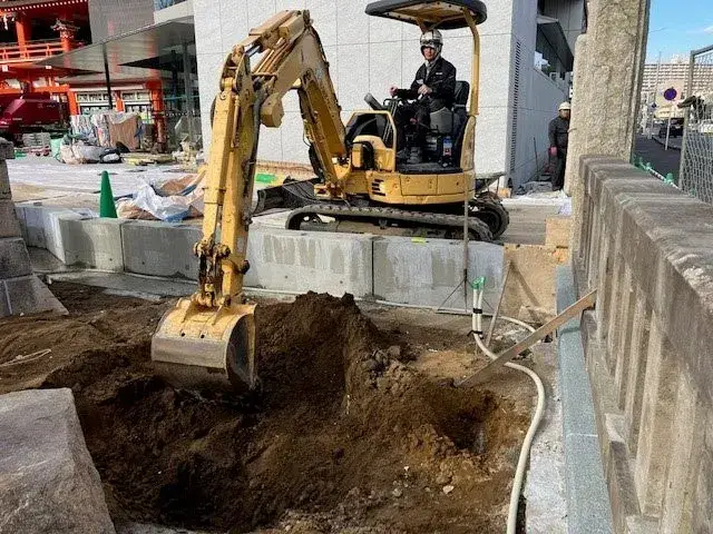 重機で整地していきます