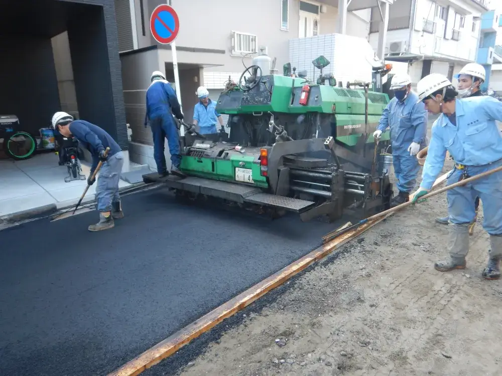 舗装工事も行います。きれいになった道路を見ると達成感があります！