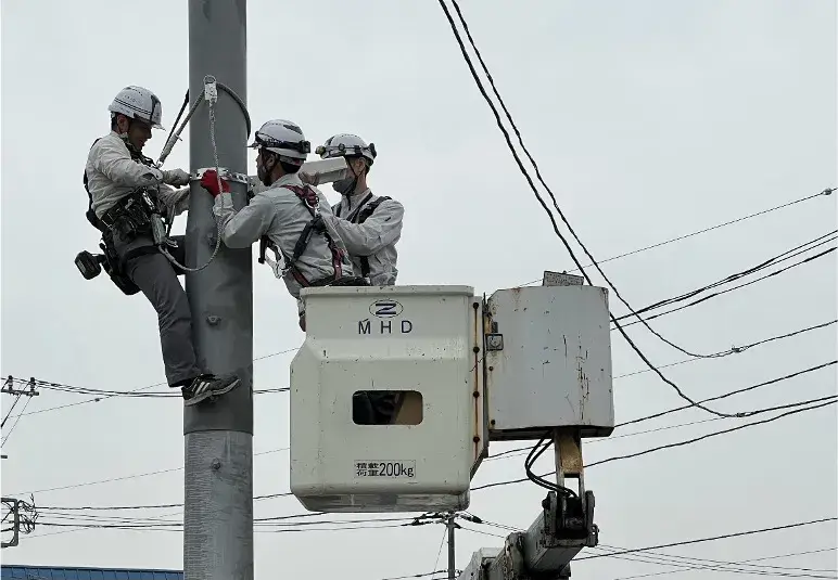 街路等LED化工事。安全第一にコミュニケーションをとりながら作業を進めます。