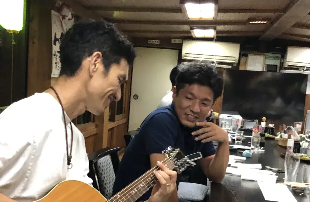 結婚のお祝いに歌をみんなで歌っちゃたりするよ！