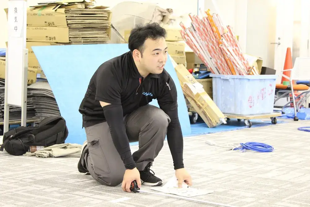 オフィス・ホテル家具等の組立設置／男女共に活躍中／未経験歓迎