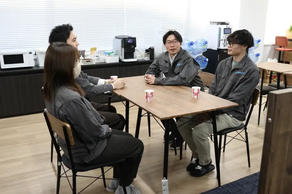 オフィスでの打ち合わせ風景、チームワークが大事です。