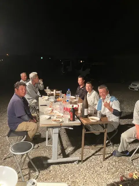 事務所での親睦会の様子です。