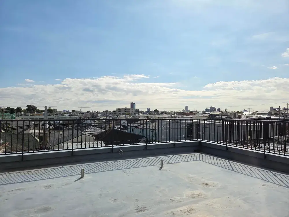 広々とした屋上からきれいな景色が望めます。