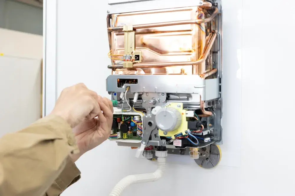 小型湯沸器施工の様子