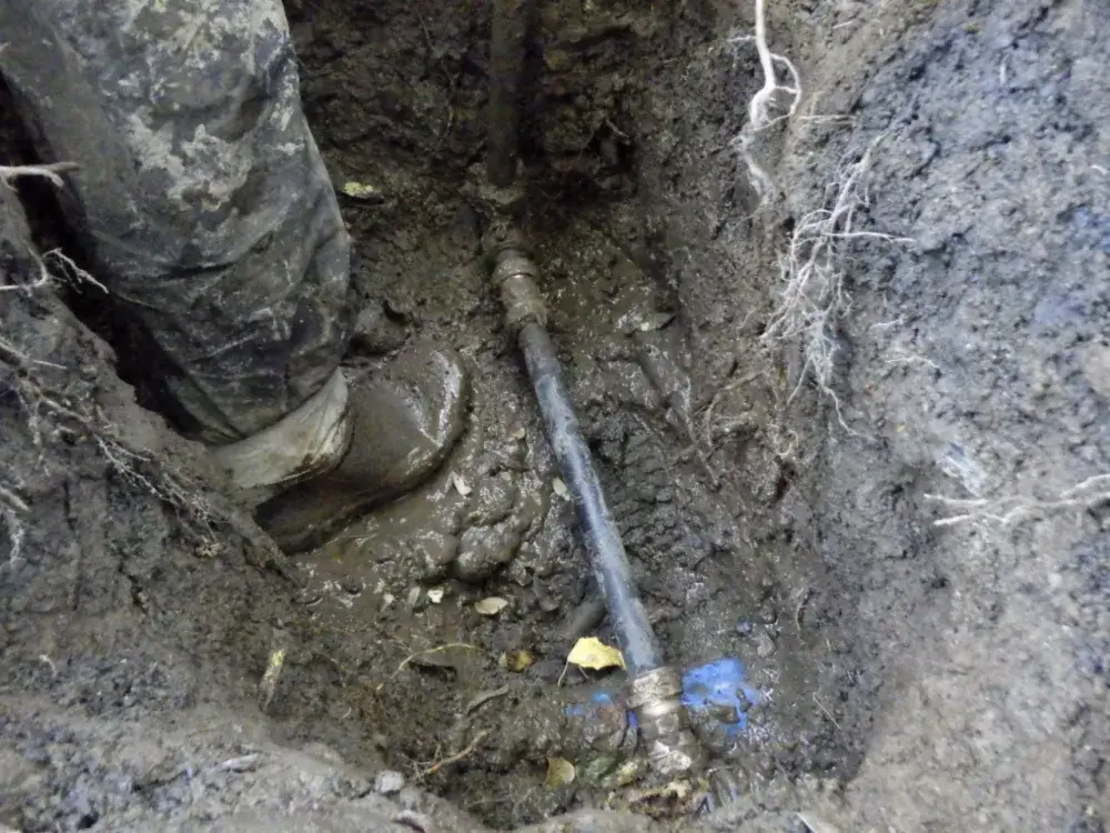 埋設給水管の漏水修繕なども行います。