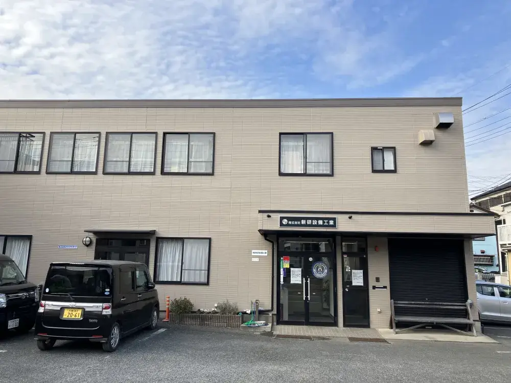 事務所の外観です。現場によっては直行や直帰も可能です。