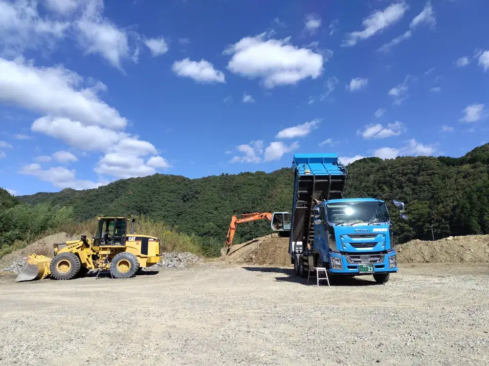 町内の小学生に重機体験会を実施しています。