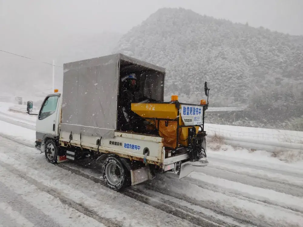 愛媛県ですが稀に雪が積もります。融雪剤散布に向かっているところです。
