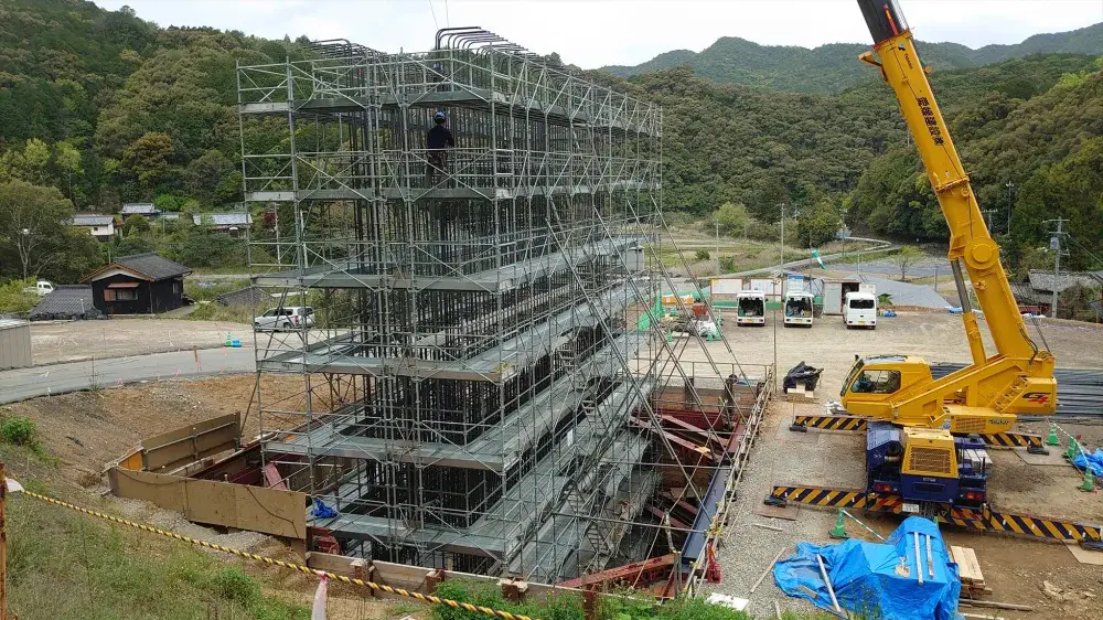 橋脚の足場を組み上げ鉄筋を組み立てている現場です。