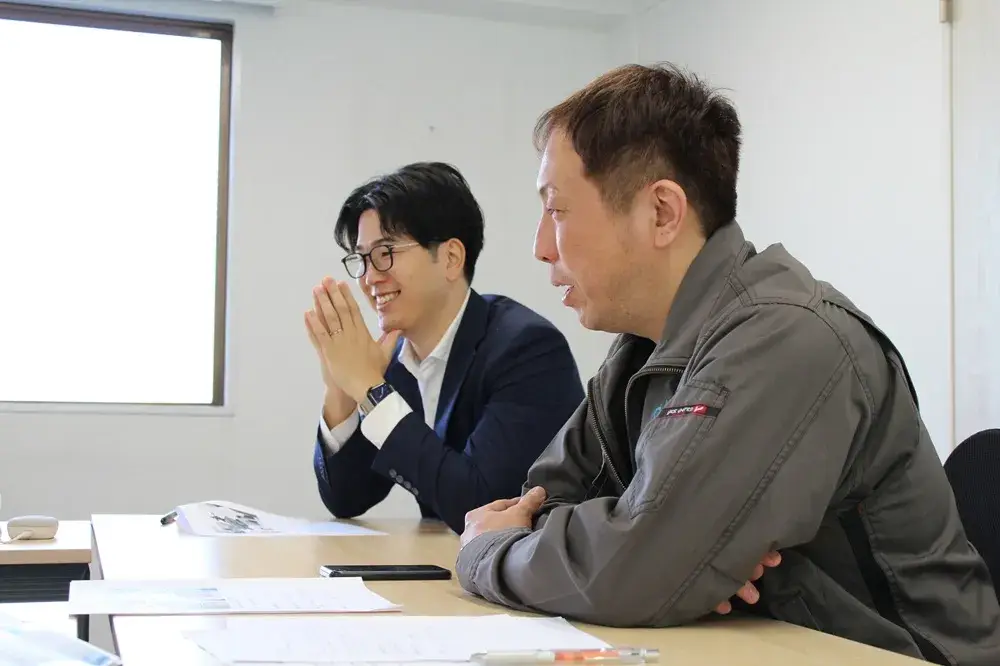 施工管理と営業の打合風景。お互いストレートに伝えることが大事。