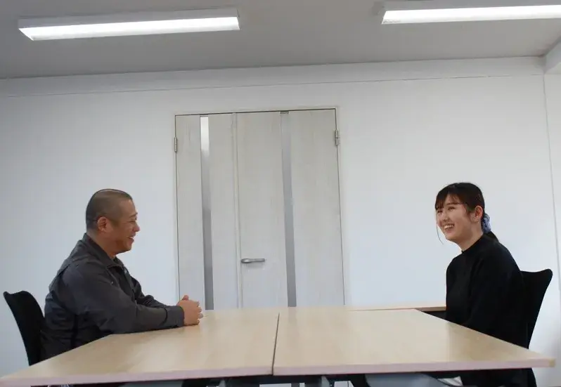 施工管理と事務の打合風景。チームワークを上手く機能させるのは情報共有です。