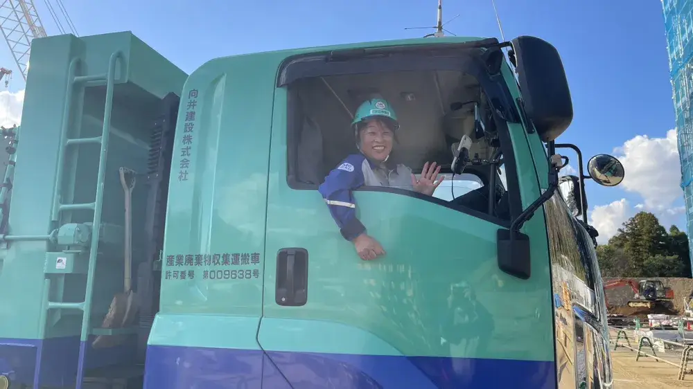 【鳶土工業界No.1の安心感】大型ダンプで現場を支える。