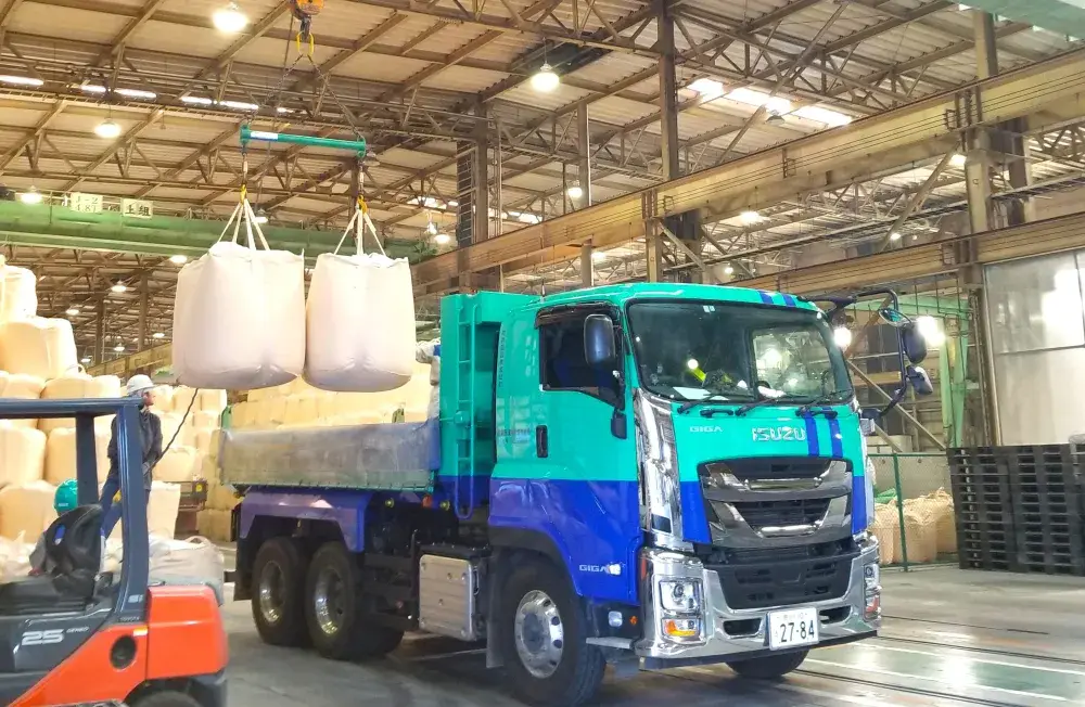 【自社カラーのダンプに乗車してもらいます】