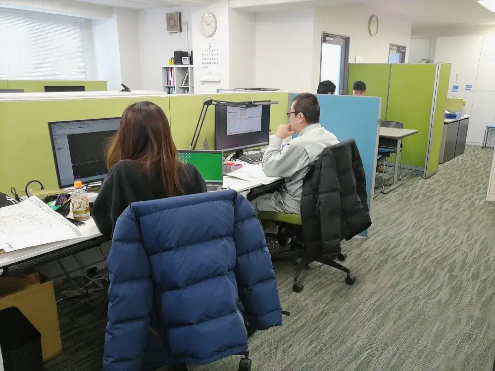 オフィス風景（女性もベテランも活躍中。）