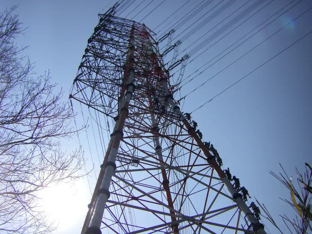 【8割未経験入社！】送電鉄塔のペンキを塗る現場作業員