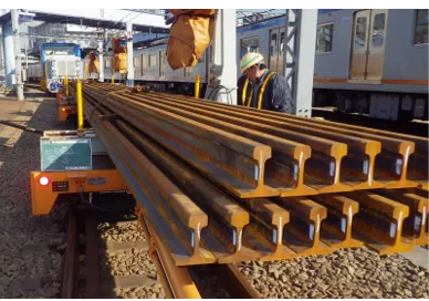新レールを貨車に積込み終わったところです。