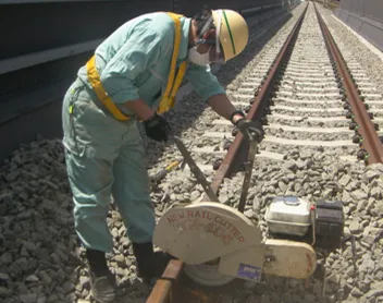 レールの長さを測定し切断しているところです。