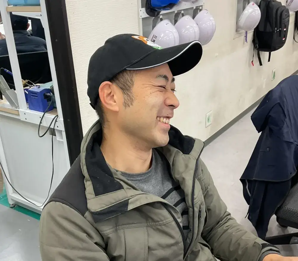 頼れる施工部リーダーです！柴犬キャップがお気に入り♪