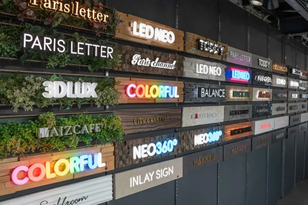 【ショールーム】様々なLEDサインが飾られています