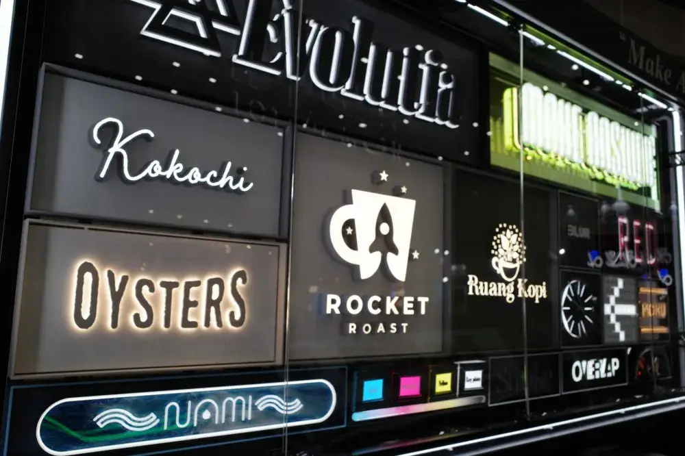 自分が取り付けたLEDサインに光が灯る瞬間は、何とも言えない感動があります